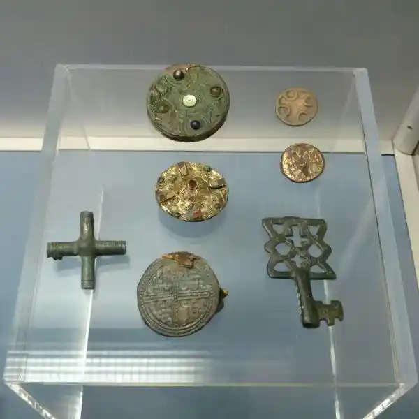 Variety of cross patterns on fibulas and disc brooches